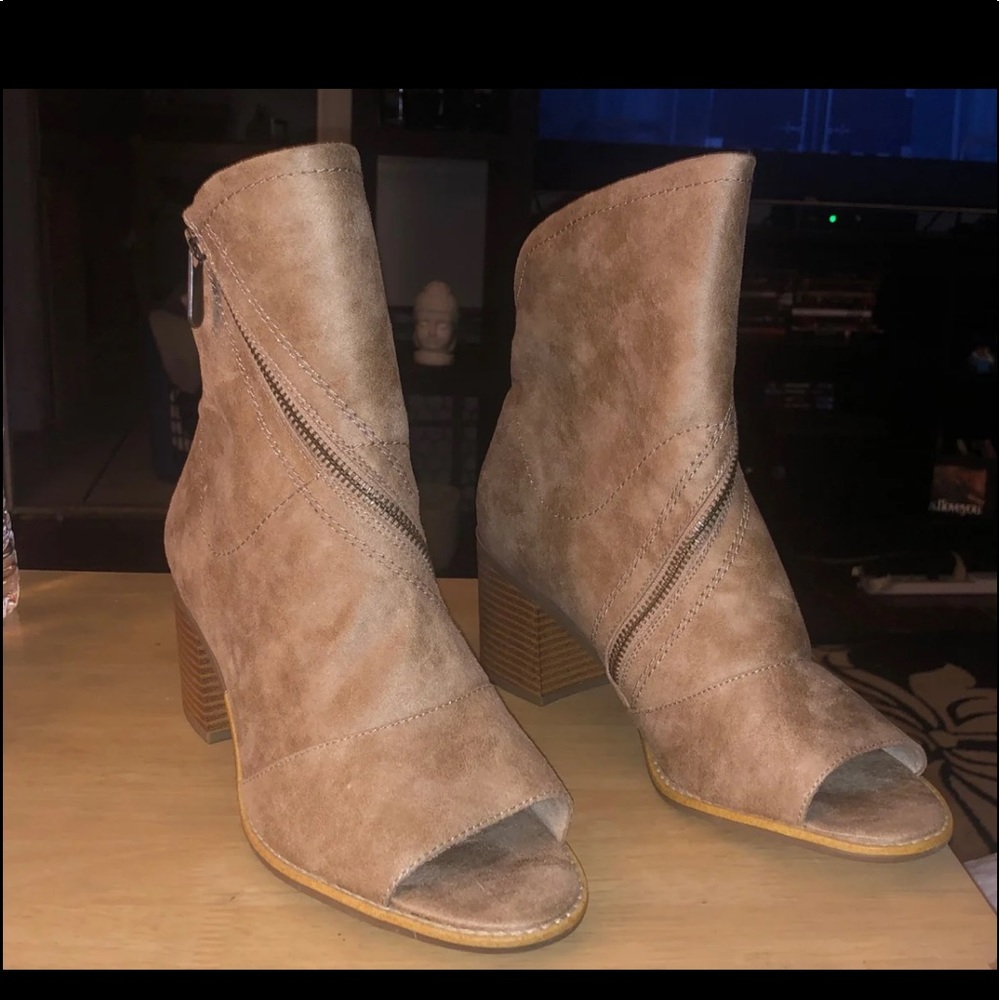 White Mountain Beige boots open toe size 9
